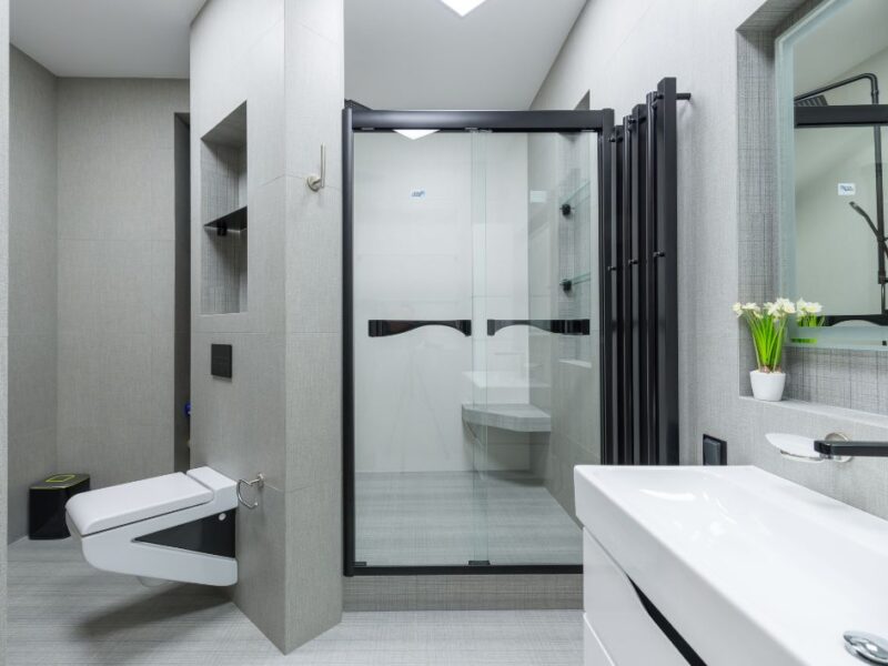 Nowoczesne wariacje kabin prysznicowych, które wyróżnią projekt łazienki